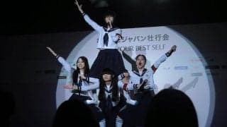 「めっちゃ良い写真」「みんなではみ出していく」圧巻パフォーマンス＆ソックス交換で魅せた新しい学校のリーダーズがなでしこジャパンと笑顔で“はみ出す”「なんて素晴らしい！」