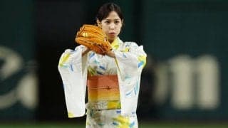 豪快投球の後に“サッサッ”　忘れぬ敬意…浴衣姿の女子アナが「好感持てるね」