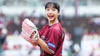 スマイル満開で緊張の一投「可愛すぎだろ」　ポニテ揺らし場内魅了「綺麗なフォーム」