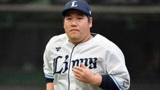 塁上では微かに喜びの仕草も…　滅多に見れない“激レア”盗塁が「可愛すぎる」