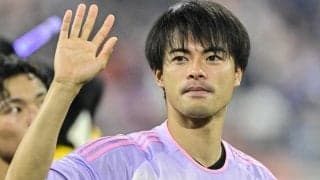 「いい写真!!」三笘薫と元チームメイトが写った「川崎の絆2ショット」公開される！ 三笘のサイン入りユニフォームを持った懐かしさたっぷりの記念写真