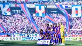 「素敵！」FC東京が新宿駅を「青赤ジャック」！ 色鮮やかに染められた空間に、「むちゃくちゃ良い！」「見に行きたいな」と興奮の声
