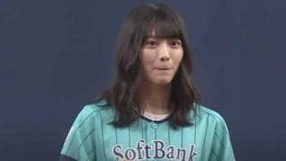 ぴょこぴょこ歩きが「天使すぎる」　黒髪なびかせ“ちょい照れ”投球が「死ぬほど可愛い」