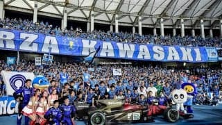 「めっちゃ迫力あるーー！」川崎の試合でピッチ横を走ったフォーミュラカーの「ドライバー目線映像」にファン驚愕！「サッカーの試合よね？笑」と確認の声も