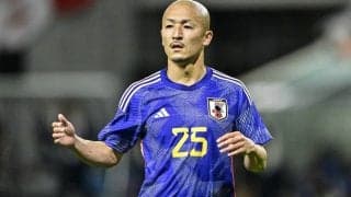 「おいしそうな頭」前田大然がシーサーに「頭かじられショット」公開で、伊東純也も思わず「かわい」と反応！ 巨大シーサーに食べられるも笑顔見せる