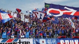 「魂を揺さぶられる」甲府の“おじいちゃんサポーター” が再び感動呼ぶ！雨でも大旗を持ち続ける姿に「自分もこうなりたい」