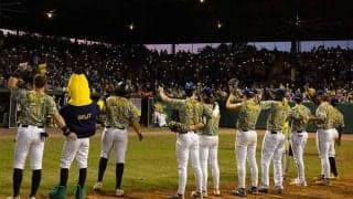 “衝撃の試合終了”が大反響　観客がキャッチでアウト…珍ルールに打者もブチギレ