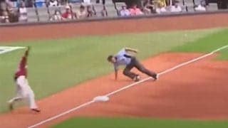 審判の“空中神回避”が「素晴らしい反射神経」　即復帰で平然判定「ステップすごい」