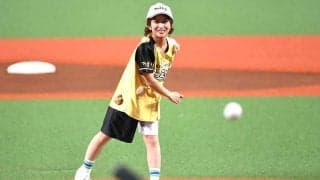 元「モー娘。」辻希美がキュートなユニ姿で始球式　悲願達成に笑顔「全身が震えた」