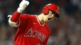 大谷翔平が3試合連続の今季35号同点2ラン！二刀流の“バット投げ”に米識者は「彼の中で最高のベストフリップだ！」