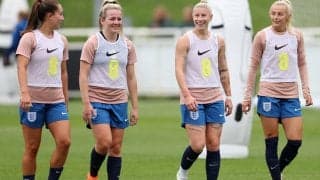 女子W杯優勝候補・イングランドはオフもきっちり！コアラ抱く姿やカンガルーと戯れる様子を公開