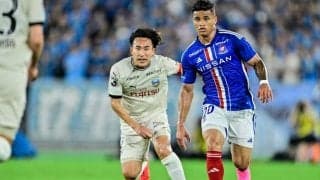 「どうすればこんな狭いところを…」横浜FMのドリブラーが見せた、川崎の選手2人を一気に抜き去る「テクニカル突破映像」に驚きの声！ ダブルタッチを駆使してPAに侵入