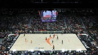 人気YouTuberがコートサイドで爆睡…NBAとWNBAが生涯出禁処分を下す