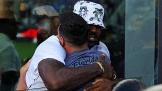 “キング”と“神の子”が熱い抱擁…レブロンがメッシのMLSデビュー戦を観戦