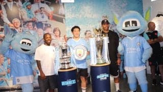 マンチェスター・シティがトロフィー披露「日本のファンに感謝」 クラブOBは「ナカムラは印象深い」と天才レフティを回顧