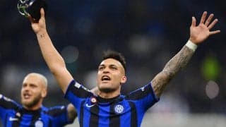 インテルの選手が日本到着！ラウタロが空港出待ちのファンに怒涛の連続サイン