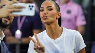 顔が小さい…有名セレブモデルがPSG vsアル・ナスルを観戦！息子にはネイマールからユニフォームのプレゼントも