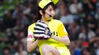 “売り子衣装”で元アイドルが華麗な投球　ミニスカからの美フォームに場内拍手