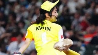 売り子衣装の元アイドルが「可愛い！」　ミニスカ“女神”の1球が「美しいフォーム」