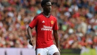 ユナイテッド、アピール中の18歳メイヌーが負傷交代…試合後に松葉杖姿