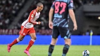 「スピードと変化が凄すぎ」バイエルンMFサネの国立競技場のバー直撃FKに「古巣相手にエグいFK」「レベルちゃうわ」と絶賛の声！ シティの壁の動きも話題に