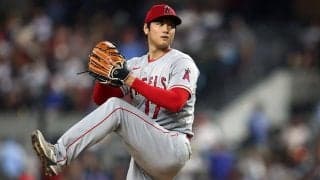 【MLB】大谷翔平、打者走者と衝突のアクシデント　右腕を痛がる仕草も投球続行…敵地も騒然