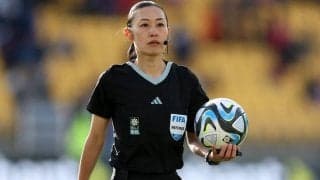 すでに2試合主審を務めた山下良美主審がドイツvsコロンビアの第4審にアテンド