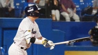 「流し打ちの飛距離じゃない」　想像以上に伸びる打球…村上宗隆の豪快弾が「エグすぎ」