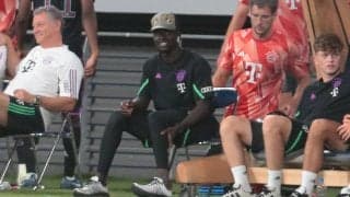 川崎F戦でメンバー外のマネ、ベンチ横で観戦…メンバー外の理由は移籍交渉中とクラブが発表