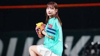 “美しすぎるラウンドガール”がミニスカ豪快投球　視線くぎ付けも「記憶にない」