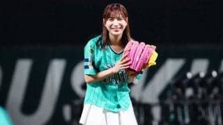 片足立ちで際立つスタイル…“美しすぎる”ミニスカ始球式にファン虜「めっちゃ可愛い」