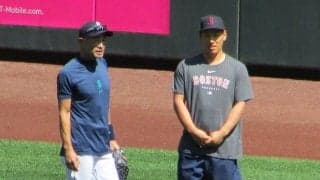 【MLB】吉田正尚、イチロー氏に緊張の面持ち　駆け寄り両手でガッチリ握手…約5分間談笑