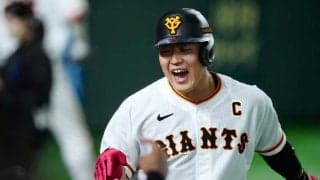 ドッシリ構えて強振　体勢崩れぬ岡本和の衝撃スイングは「下半身の強さヤバい」