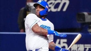 “捕球困難”な衝撃打球で三塁手が一回転　竜助っ人のパワフルライナーは「火の出る当たり」