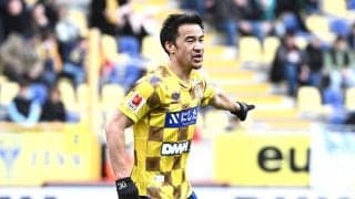 岡崎慎司が語る、インサイドハーフで見た新しい景色。「30試合出場、わずか1得点」は正しい評価なのか？