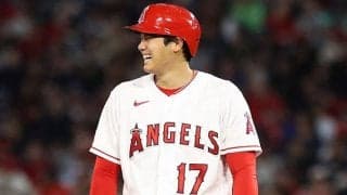 【MLB】やってくれたな？…顔を覗く大谷翔平が「かわいい」　“欺く演技”で危機一髪にも笑顔