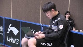 【文武両道】張本智和 練習場で早稲田大学の課題に取り組む