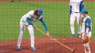 試合中に突然“ゴシゴシ”仕草…助っ人の珍行動に場内騒然「なかなか見ない光景」