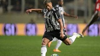 「あり得ない！」37歳の“元Jリーガー”フッキが信じられない長距離から弾丸FKを突き刺す！「パワーがえぐい」