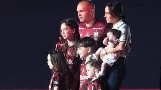 イニエスタがエミレーツ・クラブ移籍のためUAE到着！ 空港では家族揃って盛大に迎えられる