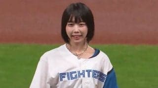 “短パンユニ”で人気タレントが豪快足上げ始球式　1度仕切り直しも…場内大拍手