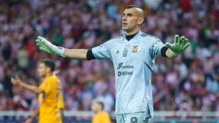 PK戦でGKが唐突にパントマイムと手品を披露！イエローカードが出されるもセーブ成功、チームも勝利