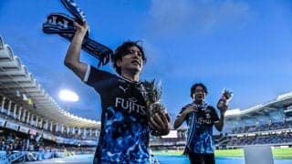 「めちゃめちゃ素敵な顔幕ですね」人気お笑いコンビ「ぺこぱ」が川崎サポーターによる「サプライズ横断幕」との舞台裏記念ショット公開！ 手書き過程も公開された感動力作