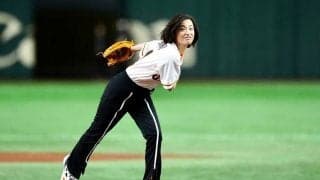 尾野真千子さん、笑顔満開ワンバン始球式　両手上げピョンピョン…場内拍手＆指笛