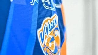 「すっごい色w」J2長崎のGK波多野豪の「ド派手ヘアカラー」が注目の的に！ まさかの髪色になった“アクシデント”もチームメイトに明かされる