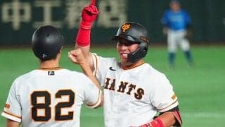 巨人ドラ1浅野がプロ初安打　プロ5打席目で左前打…塁上で笑顔、場内大歓声