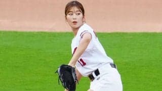 叩きつけ大暴投に顔覆い“あちゃー”　スタイル抜群も…照れた仕草が「カワイイなぁ」