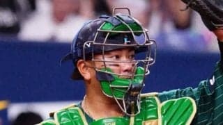 “限定仕様”の森が「亀みたい」　上下グリーンの奇抜装備が話題に「珍しい虫かと」