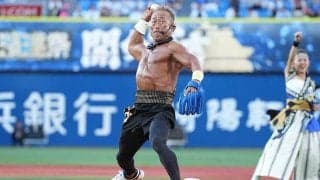 62歳でバキバキの体「凄すぎる」　ムキムキボディでストライク投球「あまりにも漢」