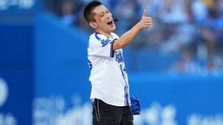 柳沢慎吾さんの“日本一長い始球式”に球場爆笑　三浦監督ら巻き込むも「反省会します」